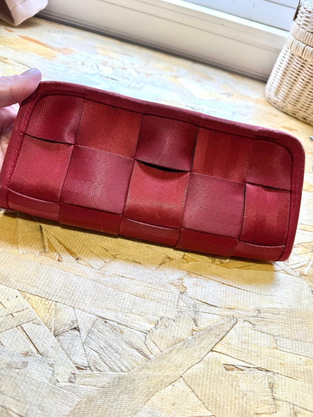 Harvey’s Seatbelt Full Large Wallet Zip Closure